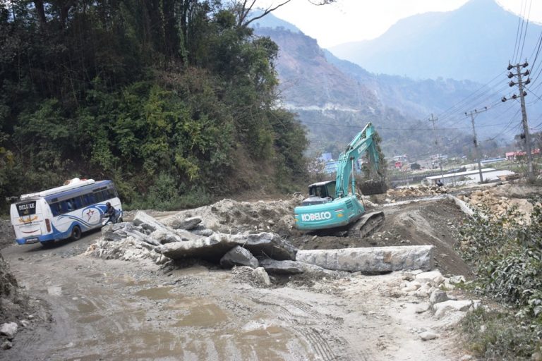 मालढुङ्गा–बेनी सडक खण्डको १३ किलोमिटर सडक स्तरोन्नति गर्ने काम धमाधम