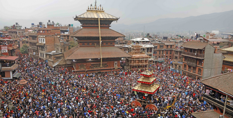 भक्तपुरमा नौ दिन आठ रातसम्म परम्परागत विधिअनुसार मनाइने विश्वप्रसिद्ध बिस्केटजात्रा आज गतेदेखि सुरु