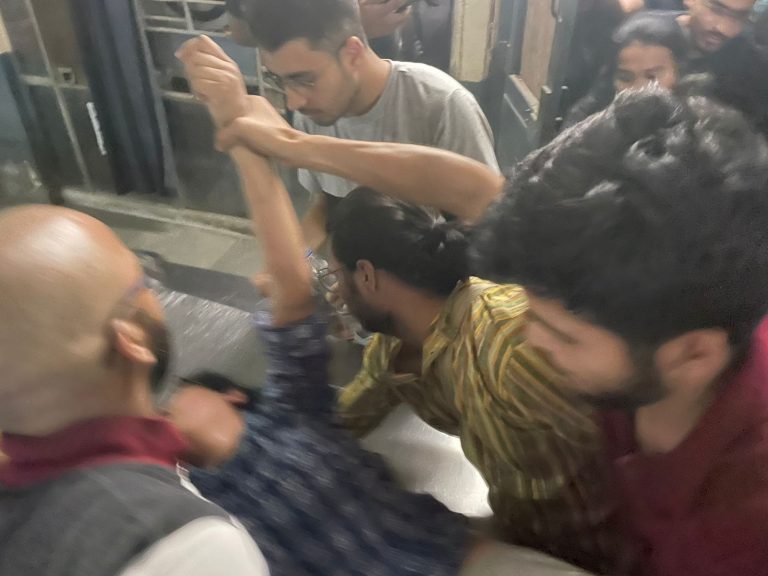 जवाहरलाल नेहरू विश्वविद्यालय (जेएनयू) मा आइतबार राति विद्यार्थीहरूबीच झडप हुँदा केही घाइते