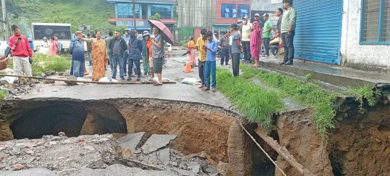 पोखरामा सडकसहित घर भासियो