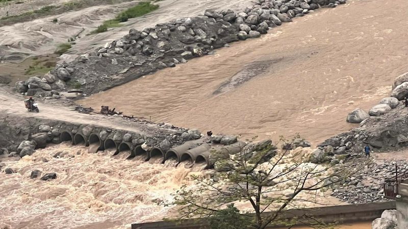 सिन्धुपाल्चोकस्थित मेलम्ची नदीमा पानीको बहाब बढ्यो ह्युमपाइप राखेर बनाइएको पुलमा क्षति