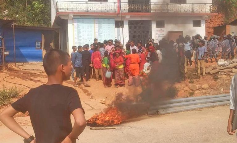 अछामको पञ्चदेवल विनायक का १५ वर्षका किशोर विनोद शाही मृत अवस्थामा फेला परेपछि स्थानीयले प्रदर्शन
