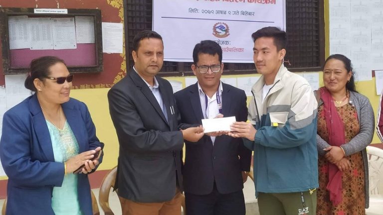काभ्रेपलाञ्चोकको बेथान चोक गाउँपालिकाले जेहन्दार विजय घलानलाई एक लाख रुपैयाँ छात्रवृत्ति प्रदान