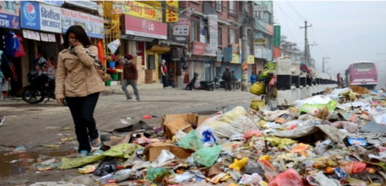 काठमाडौंकोका सडक पेटिमा फोहरको थुप्रो थुप्रिए आवतजावतमा समस्या
