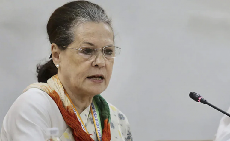 भारतमा कांग्रेस अध्यक्ष सोनिया गान्धीका निजी सचिवविरुद्ध बलात्कारको आरोप