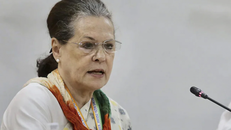 भारतमा कांग्रेस अध्यक्ष सोनिया गान्धीका निजी सचिवविरुद्ध बलात्कारको आरोप