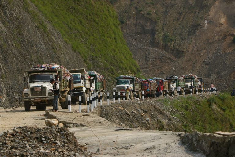 स्थानीयको अवरोधपछि फोहोर लिएर गएका टिपरहरू फर्किए