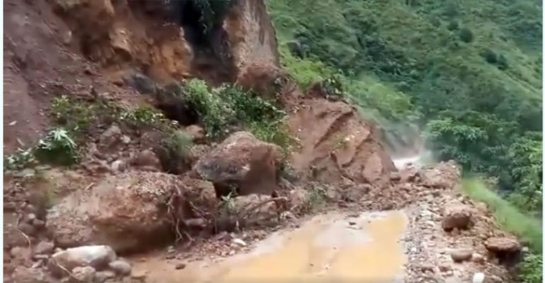 बेनी–मालढुंगा सडकखण्ड पहिरोले अवरुद्ध