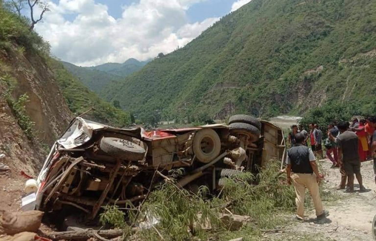 रामेछापको लुभुघाटमा भएको बस दुर्घटनामा मृत्यु हुनेको संख्या १३ पुग्यो