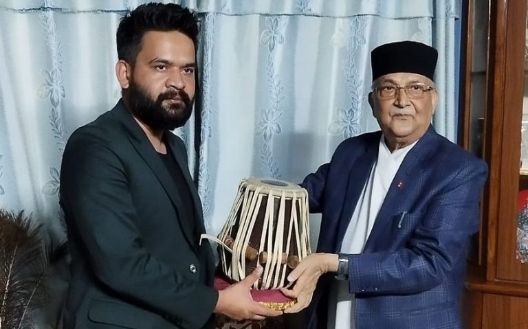 ओलीले बालेनलाई तबला उपहार