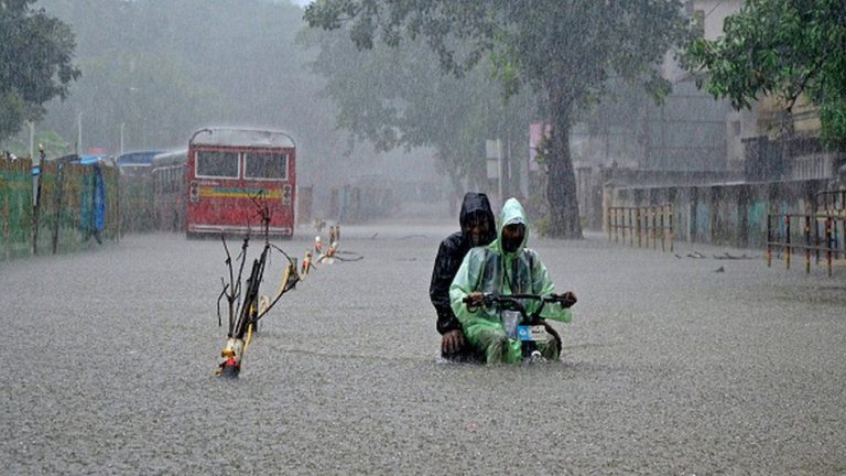 अनियन्त्रित सहरी विकासले सामान्यतया सडक तथा घरहरूमा पहिरो निम्त्याएको छ । हजारौँ मानिसहरू रोजगारीको खोजीमा हरेक दिन मुम्बईमा बसाइँ सर्छन्, जसका कारण दु्रत गतिमा निर्माण कार्य भइरहेको छ । धेरै क्षेत्रमा पुरानो ढल निकासी प्रणाली छ, जसले बाढी निम्त्याउँछ ।