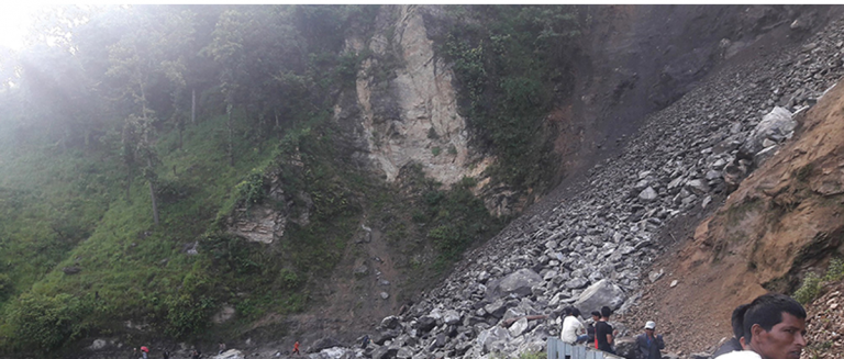 पहिरोका कारण कर्णाली राजमार्ग अन्तर्गत कालीकोट सडक खण्ड अवरुद्ध