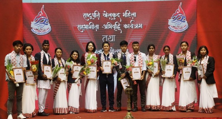 राष्ट्रिय खेलकुद परिषद (राखेप) ले १३ जना खेलाडीलाई नगद पुरस्कारले पुरस्कृत