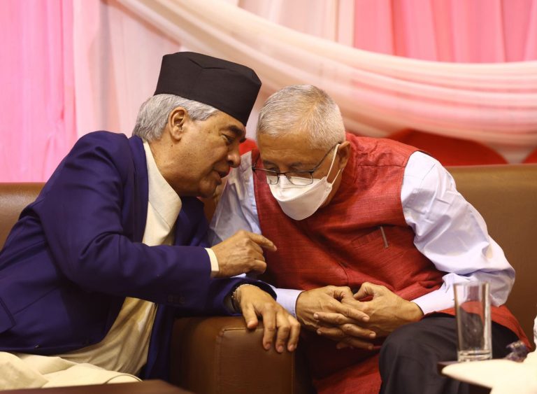 प्रधानमन्त्री एवम् पार्टी सभापति देउवालाई भेट्न डा. शेखर कोइराला बालुवाटारमा