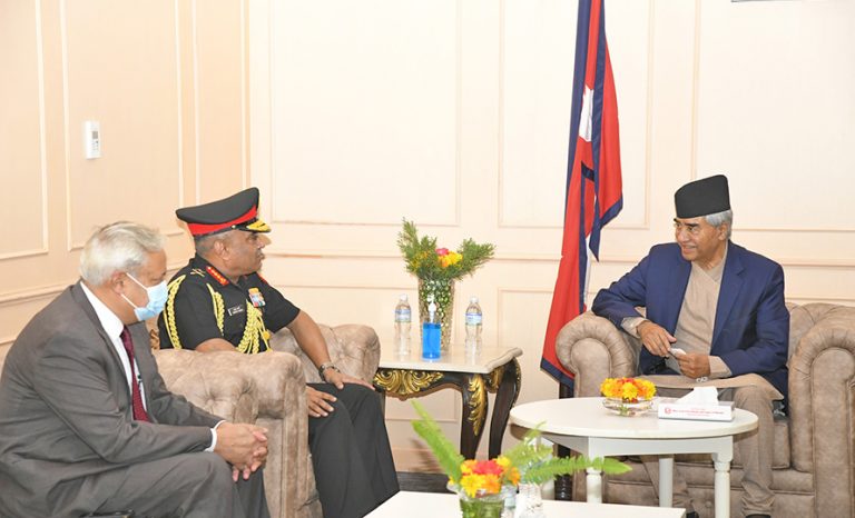 भारतीय स्थल सेनाका प्रमुख मनोज पाण्डेले प्रधानमन्त्री शेरबहादुर देउवालाई सिंहदरबारमा भेटे