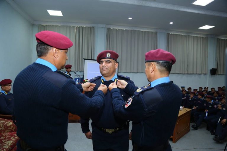 सहकर्मी महिला प्रहरीलाई बलात्कार प्रयास गरेको आरोपमा धादिङका इन्चार्ज इन्स्पेक्टर अपूर्व ढुंगाना अहिले प्रहरीको हिरासतमा