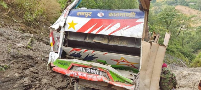 पाल्पाबाट मनकामना तिर गएको दर्शनार्थी चढेको बस दुर्घटनामा पाँच जनाको मृत्यु २९ जना घाइते