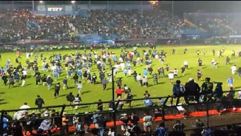 इन्डोनेसियामा फुटबल खेलका क्रममा भएको हिंसामा परी १२७ भन्दा बढीको मृत्यु