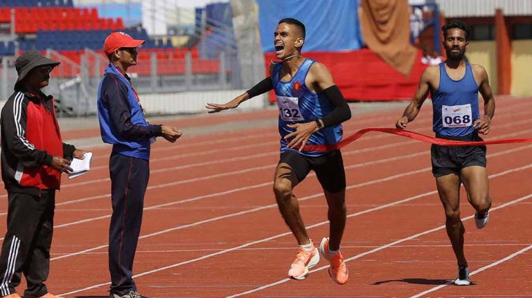 पुरुष १५०० मिटर दौडमा त्रिभुवन आर्मी क्लबका मुकेश पालले स्वर्ण पदक जिते