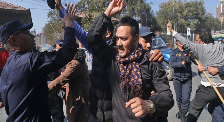 निर्वाचान आयोग अगाडी बिरोधमा उत्रिएका अखिल (क्रान्तिकारी) अध्यक्षसहित नेता कार्यकर्ता पक्राउ