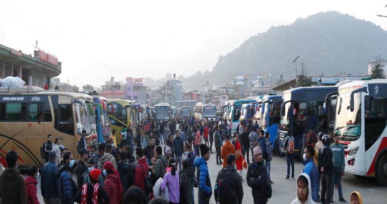 भोट खसाल्न सहरबाट गाउँ जानेको लर्को