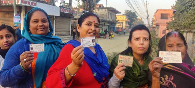 देशैभरका मतदाता उत्साहित लाइनबद्ध भएर मत खसाल्न आतुर