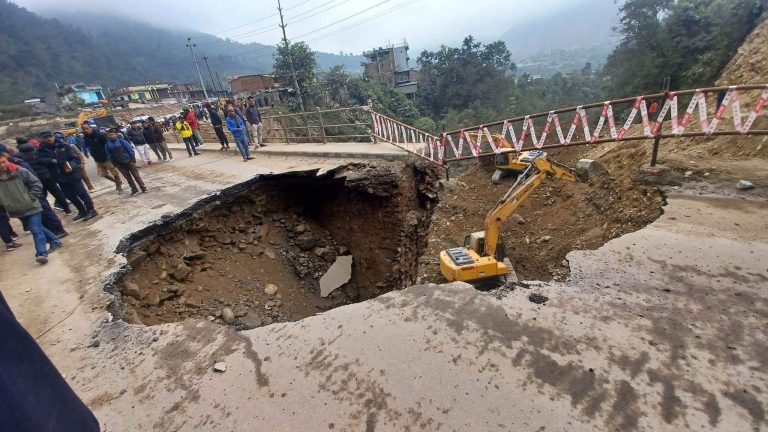 तनहुँको आँबुखैरेनी खानिखोलामा सडक भासियो आवतजावत अवरुद्ध