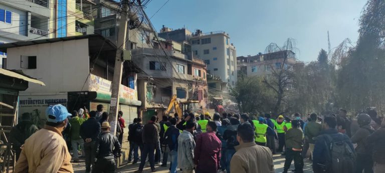 अनामनगर धोबीखोला किनार क्षेत्र देवीनगरमा अतिक्रमित संरचना भत्काउदै महानगर