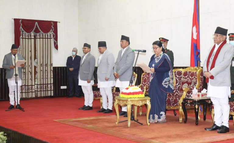 राष्ट्रपति भवन शितल निवासमा एक समारोहकाबीच राष्ट्रपतिले सभामुख देवराज घिमिरेले शपथ लिए