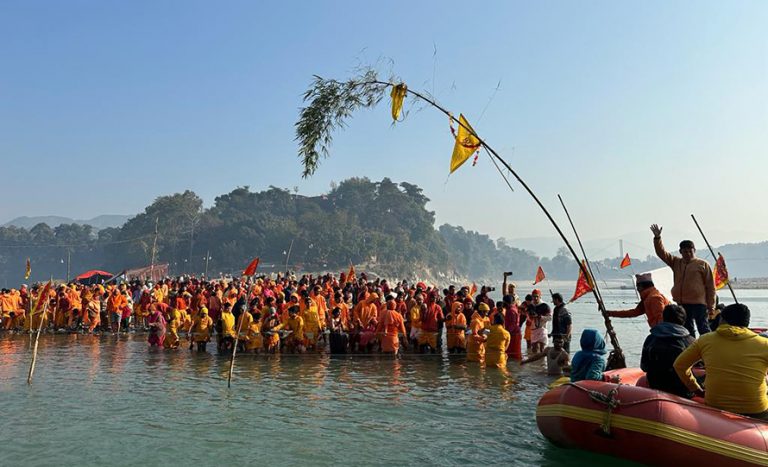 देवघाटको बेनीमा बाँसको लिङ्गो गाडेर माघे सङ्क्रान्ति मेलाको शुभारम्भ