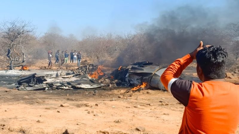 भारतीय वायु सेनाका दुई वटा विमान आकाशमा एकआपसमा ठोक्किएर दुर्घटना हुँदा एक जना चालकको मृत्यु