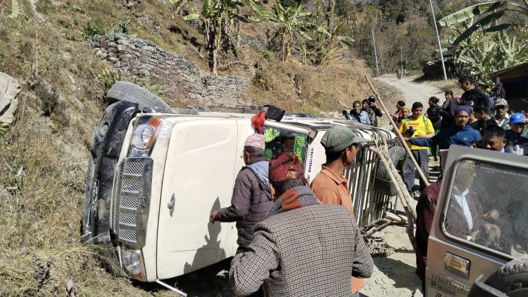 बेनीबाट यात्रु लिएर गइरहेको बोलेरो जिप दुर्घटना एक जनाको मुत्यु ७ जना घाईते