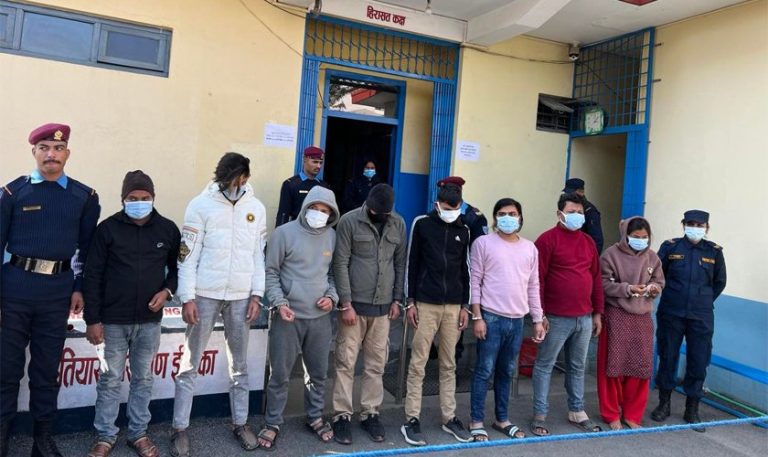 नेपाली गर्ल’ नामक एपमार्फत अनधिकृतरुपमा व्यक्तिको बैंक खातासम्म पहुँच राखेर रकम चोर्ने कार्यमा संलग्न ८ जना पक्राउ