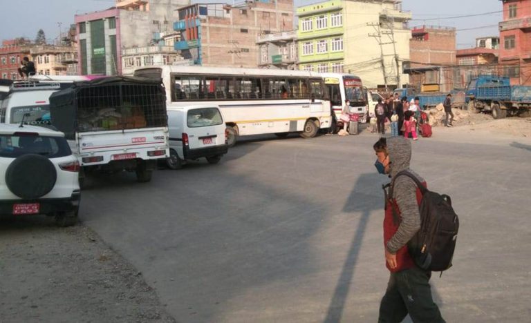 ट्राफिक नियमविरुद्ध आन्दोलति बनेका यातायात मजदुरले बालाजु क्षेत्रमा सडक अवरुद्ध