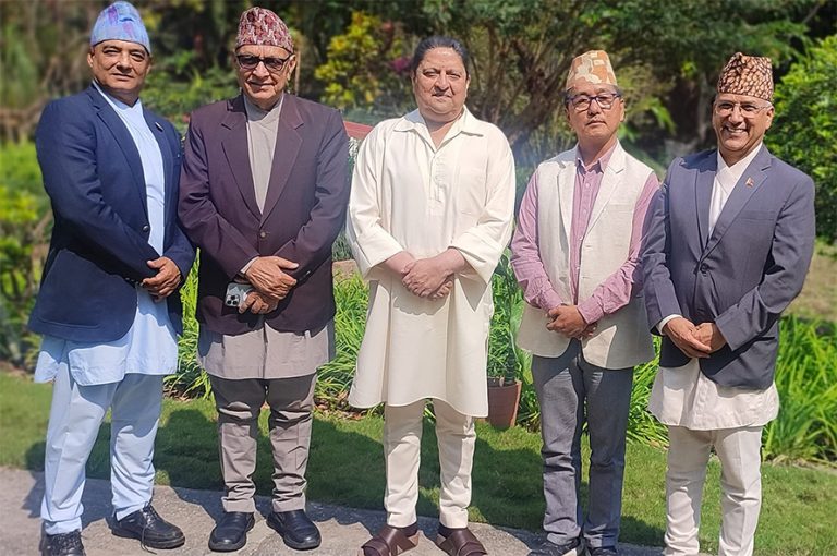 पूर्वराजा ज्ञानेन्द्र शाहलाई भेट्न राप्रपाका शीर्ष नेताहरु झापाको दमक पुगे