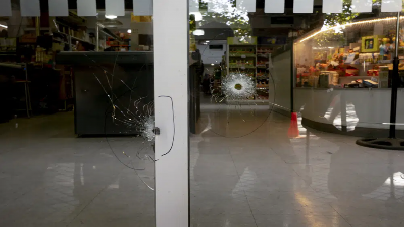 मेसीको ससुरालीले सञ्चालन गरेको सुपरमार्केटमा दुई व्यक्तिले जथाभावी गोली प्रहार मेसीलाई धम्कीपूर्ण पत्र