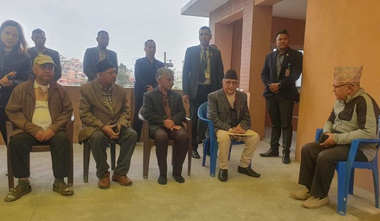 एकीकृत समाजवादीका अध्यक्ष माधवकुमार नेपाललाई समवेदना दिन पुगे एमाले अध्यक्ष केपी शर्मा ओली