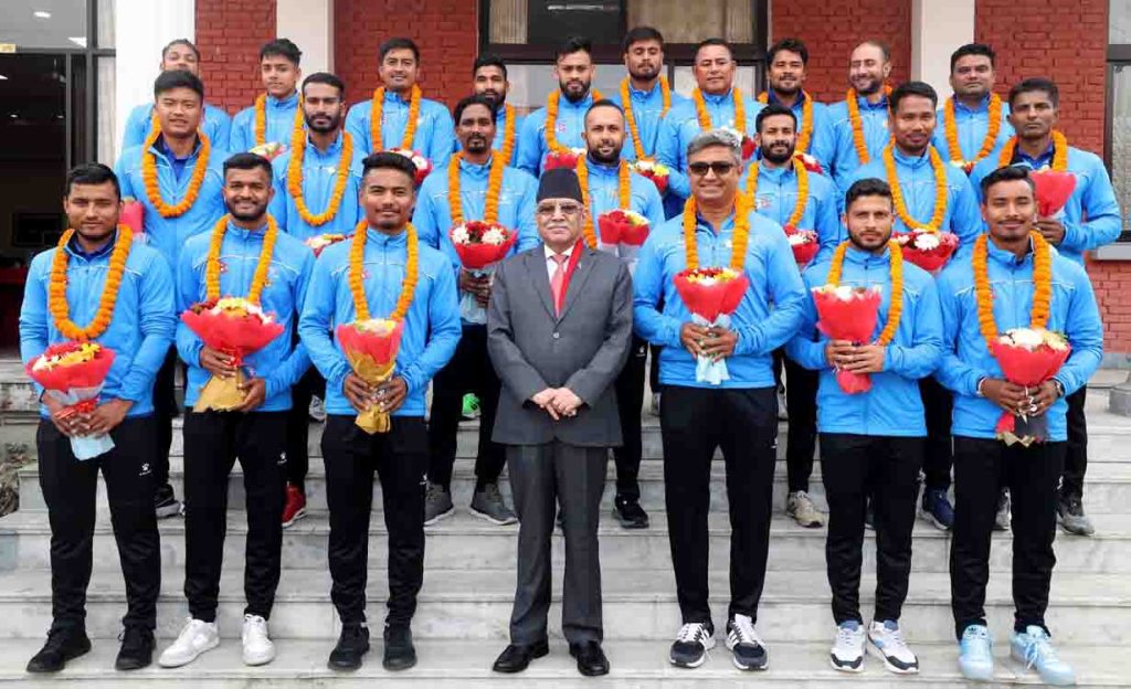 नेपाल राष्ट्रिय क्रिकेट टिमका खेलाडीलाई प्रधानमन्त्री प्रचण्डले जनही ३ लाख दिने घोषणा