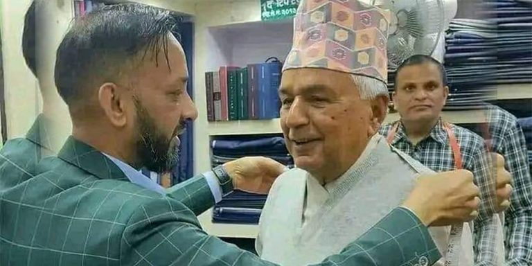 सुचिकारले कपडाका लागि नाप लिदै गरेको रामचन्द्र पौडेलको तस्बीर भाइरल
