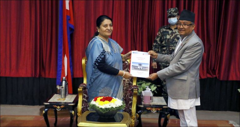 प्रमुख निर्वाचन आयुक्त थपलियाले राष्ट्रपति निर्वाचनमा रामचन्द्र पौडेल निर्वाचित भएको प्रतिवेदन राष्ट्रपतिसमक्ष पेश