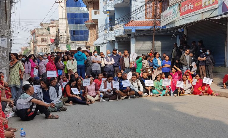 निरु पाण्डे आचार्यको हत्यामा संलग्न व्यक्ति पक्राउ नपरेको भन्दै व्यवसायीहरूले प्रदर्शन