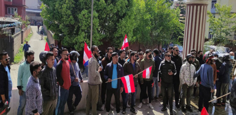 नेपाल विद्यार्थी संघका कार्यकर्ताहरूले केन्द्रीय कार्यालय सानेपामा नाराबाजी