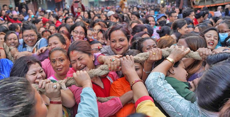 वर्षा र सहकालका देवता रातो मच्छिन्द्रनाथको रथ महिलाहरुले मात्र ताने