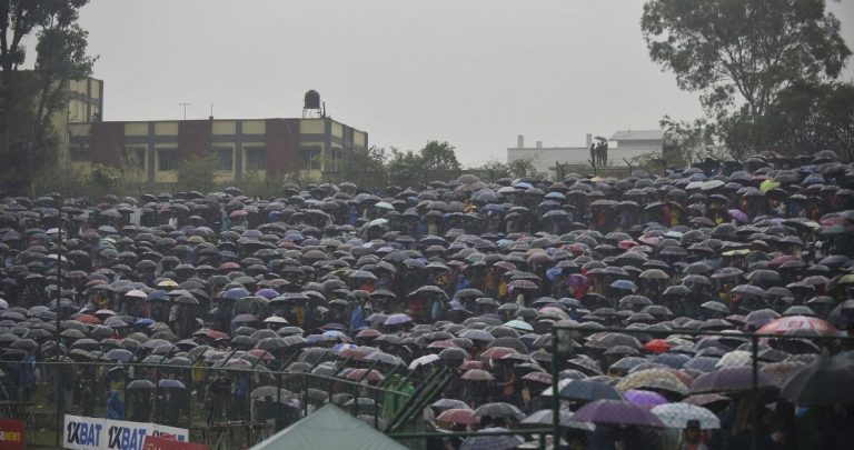 कीर्तिपुरमा क्रिकेट क्रृज झरीमा छाता ओेडेरै खेल हेर्नेको भिड