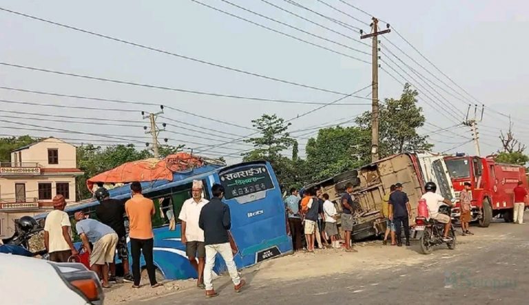 दाङको देउखुरीमा दुई बस आपसमा ठोक्किएर दुर्घटना हुँदा एकजनाको मृत्यु