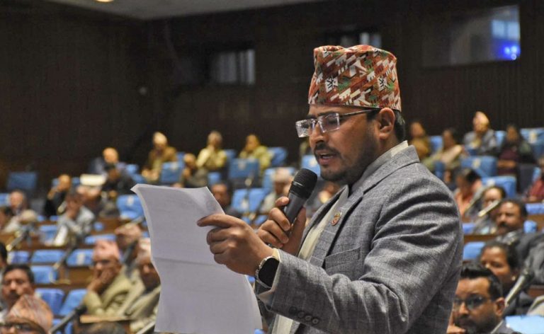 संसदमा ज्ञानेन्द्र शाहीले प्रधानमन्त्री पुष्पकमल दाहालको राजीनामा माग