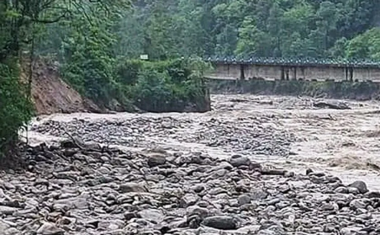 अविरल वर्षापछि आएको बाढी र पहिरोमा मृत्यु सङ्ख्या सात, २८ जना बेपत्ता ६ जना घाइते उद्धार हुन कठिन