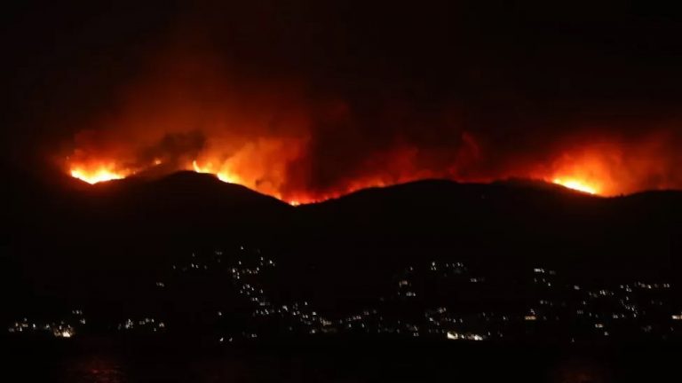 ग्रिसको एक जंगलमा भिषण आगलागी १९ हजार भन्दा बढी मानिसहरुलाई सुरक्षित स्थानमा स्थानान्तरण