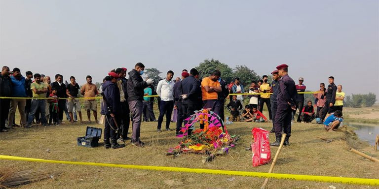 चितामा राखेर दागबत्ती दिन ठिक्क पारेको अवस्थामा महिलाको शव चिताबाटै प्रहरीले उठायो