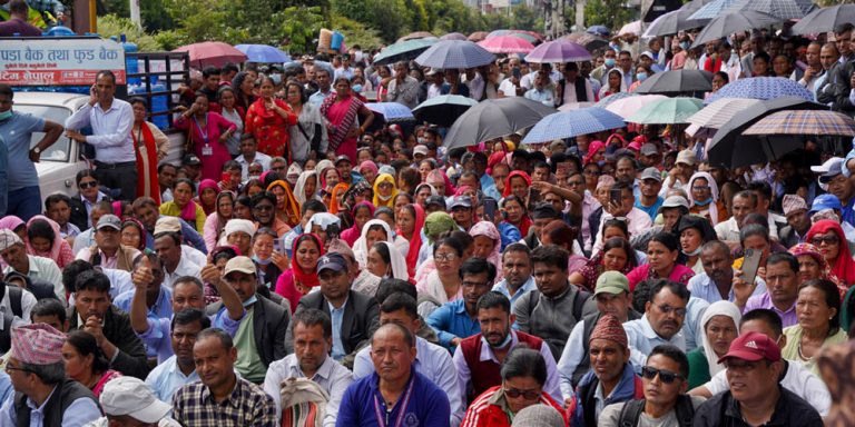 राहत शिक्षकहरुले आफ्नो माग सम्बोधन नभएको भन्दै विरोध र प्रदर्शन जारी